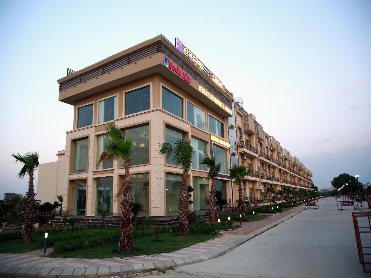 Anandam Clarks Inn Suites Vrindávan Kültér fotó