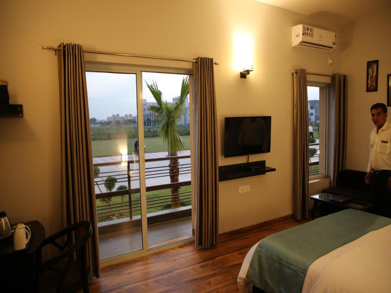 Anandam Clarks Inn Suites Vrindávan Kültér fotó